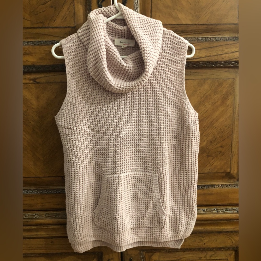 Two by Vince Camuto sleeveless turtleneck sweater with kangaroo pouch. NWOT. Lg